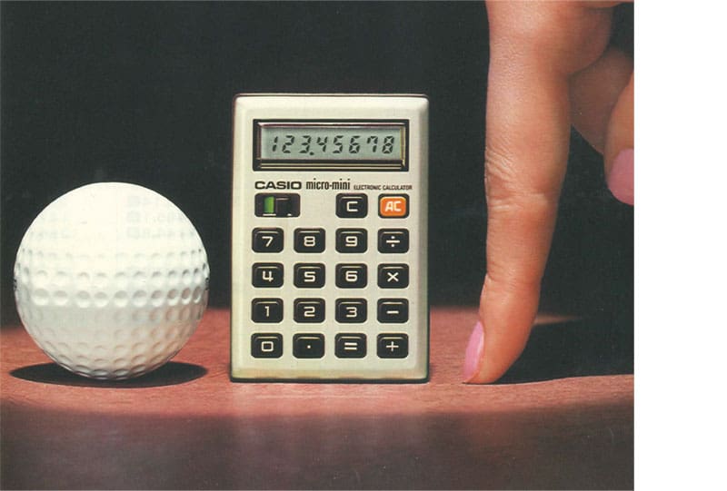 Der kleine Rechner M-800 neben einem Golfball um die Größe zu demonstrieren.
