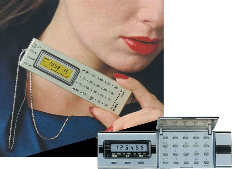 Der schmale, graue Taschenrechner MQ-1 mit integrierter Uhr und Umhängeband.