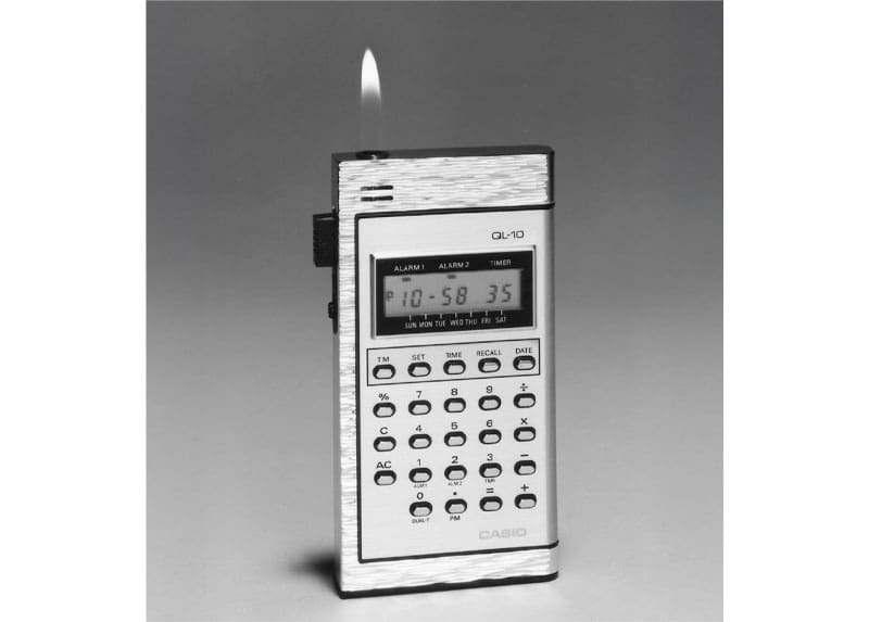 Der silberne Hochkant-Taschenrechner von CASIO mit einem integrierten Feuerzeug.