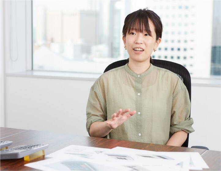 Die Hardware-Entwicklerin Kanako Kumira sitzt am Schreibtisch in ihrem Büro.