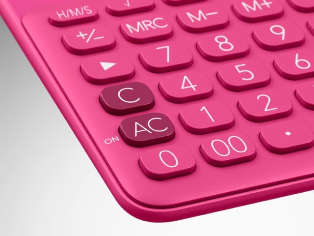 Nahaufnahme der MS-20 Rechners in pink mit pinker Tastatur