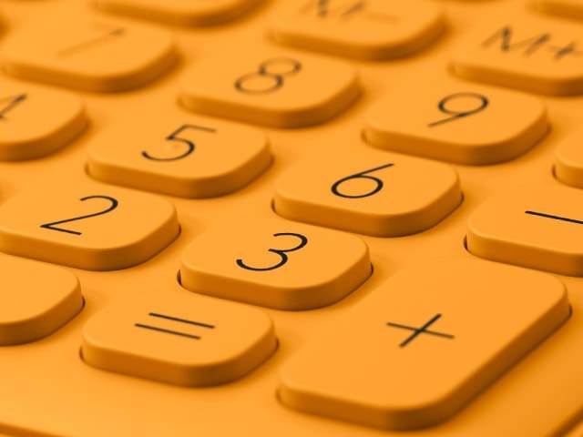 Nahaufnahme des MS-20 Rechners mit orangenen Tasten und orangenem Gehäuse
