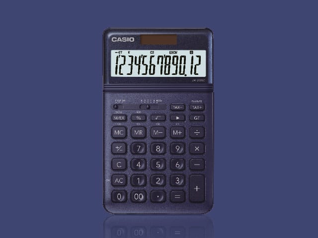 Dunkelblauer Taschenrechner SL-1000SC von CASIO auf dunkelblauem Untergrund