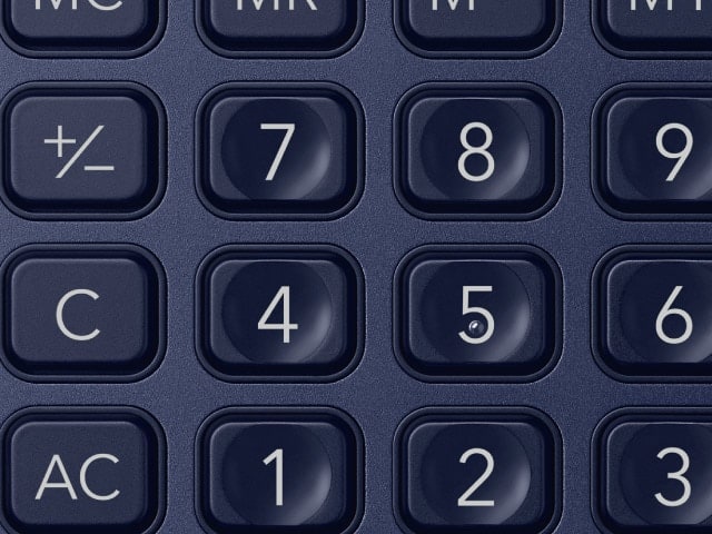 Dunkelblaue Tasten eines Tischrechners von CASIO im dunkelblauen Gehäuse