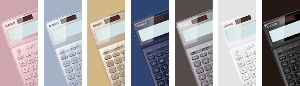 Eine Reihe von Casio Taschenrechnern wird nebeneinander in verschiedenen Farben präsentiert