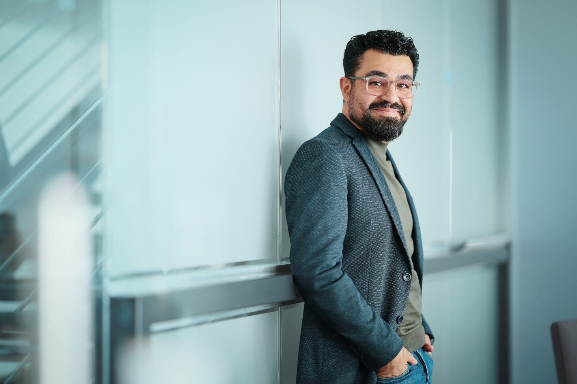 Eine Frau am Tablet steht vor einem Serverraum