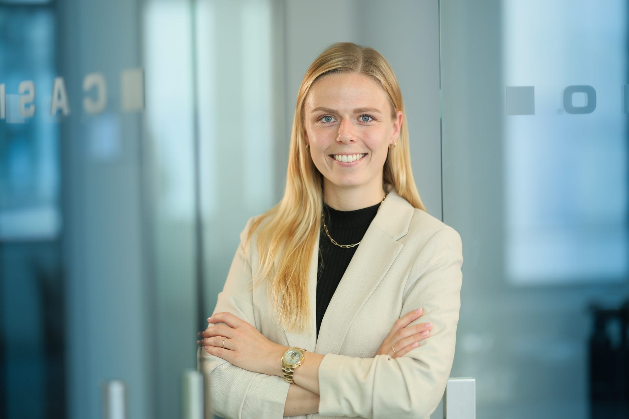 Eine Frau am Tablet steht vor einem Serverraum