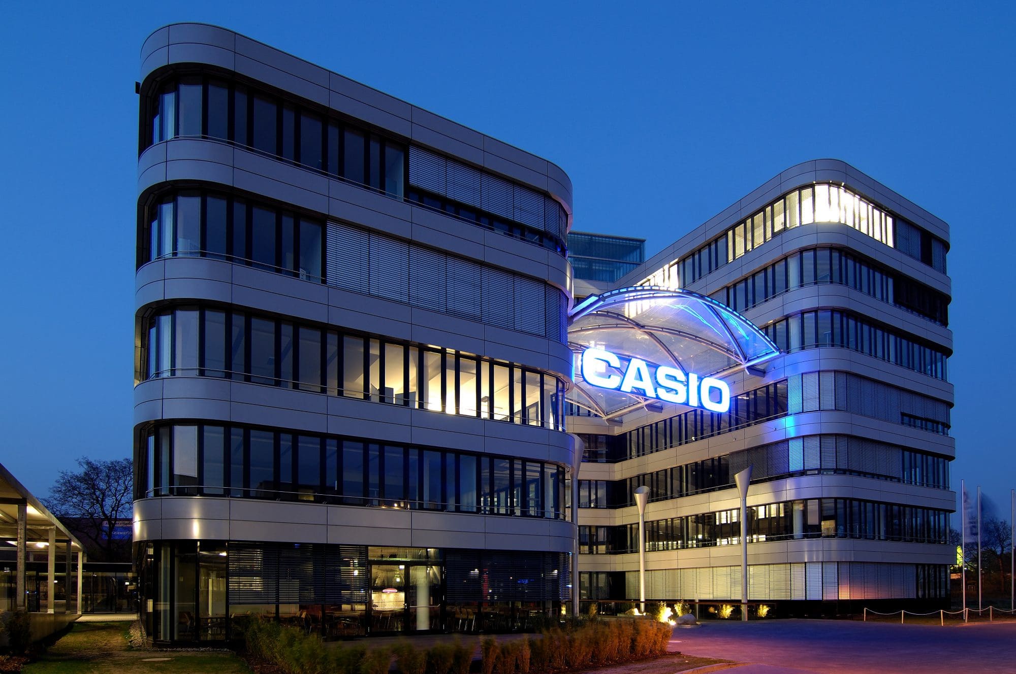 6-stöckiges Bürogebäude der Casio Europe GmbH bei Dämmerung