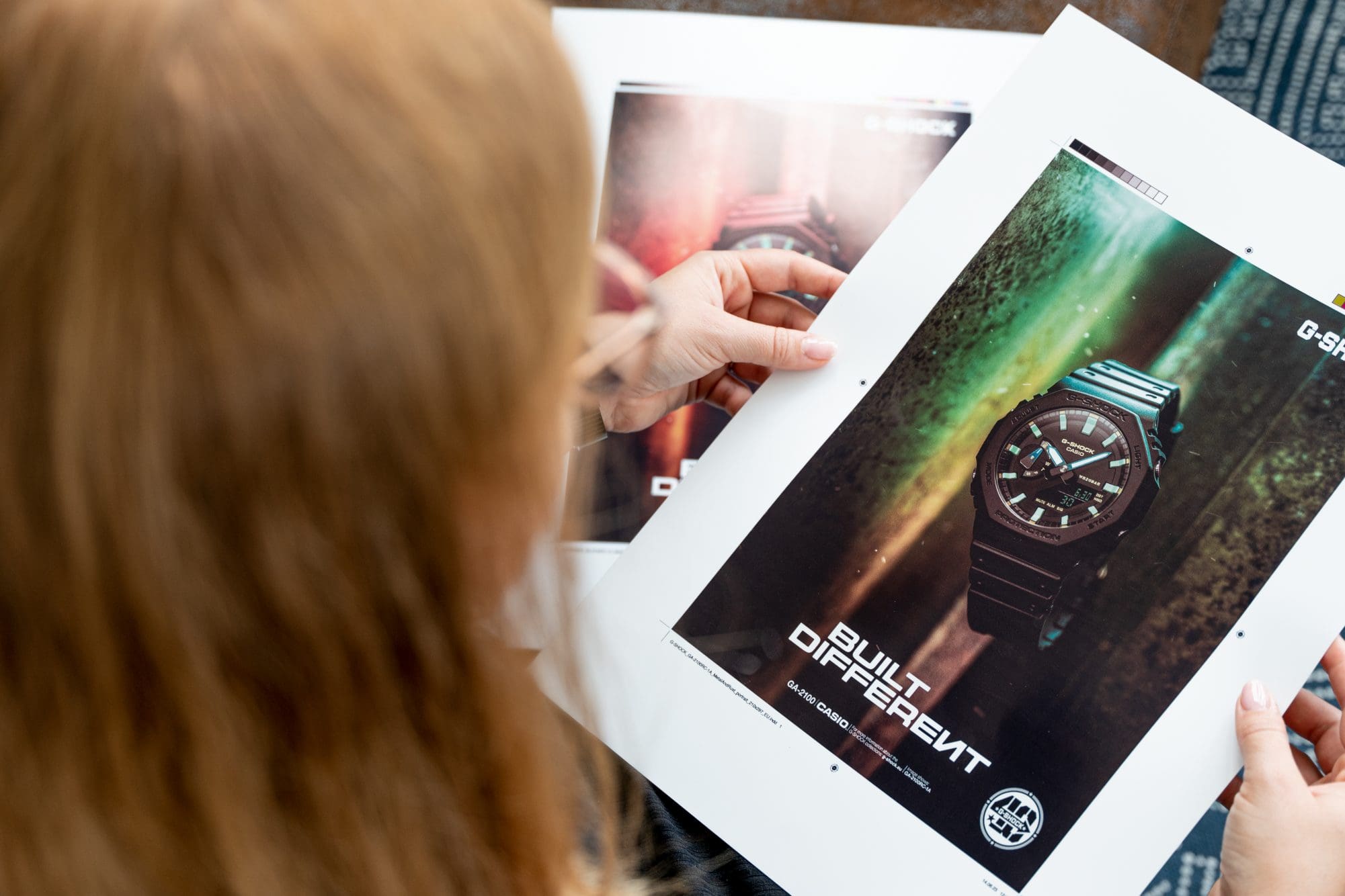 Eine Mitarbeiterin aus der IT-Abteilung steht mit einem Tablet am Server