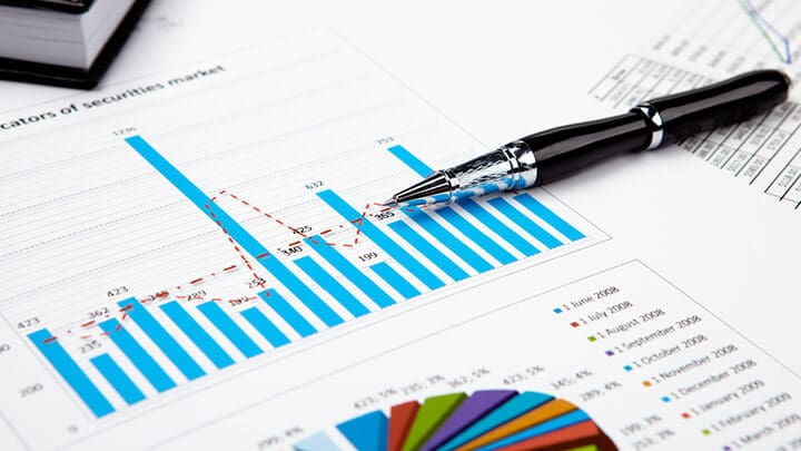 Ein Blatt auf dem unscharf ein Balkendiagramm zu sehen ist, externer Link zu den Investor Relations