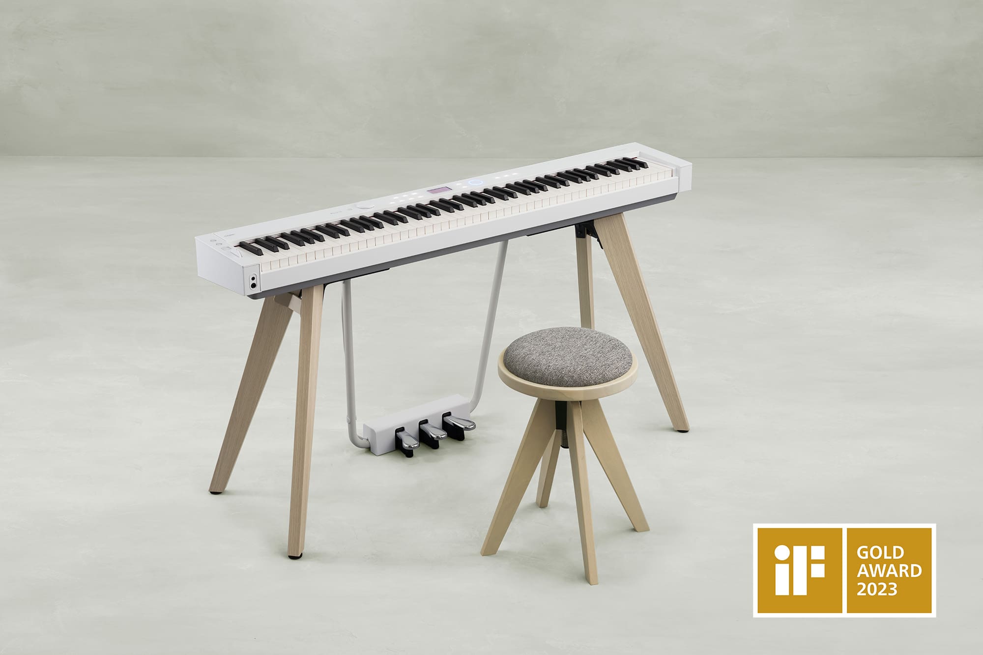 Das Privia PX-S7000WE vor hellem Hintergrund. In der rechten Ecke des Bildes ist das Logo des iF Design Award 2023 Gold.