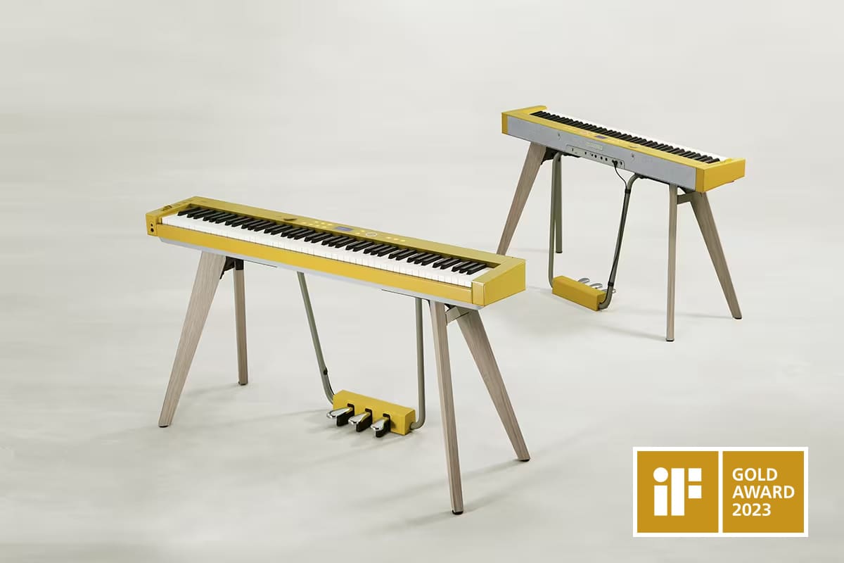 Zwei Privia PX-S7000HM vor hellem Hintergrund. In der rechten Ecke des Bildes ist das Logo des iF Design Award 2023 Gold.