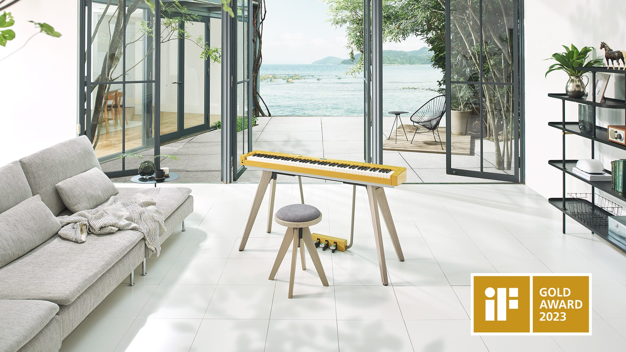 Das Privia PX-S7000HM steht in einem modern eingerichteten Wohnraum. In der rechten Ecke des Bildes ist das Logo des iF DESIGN AWARDS 2023 Gold.