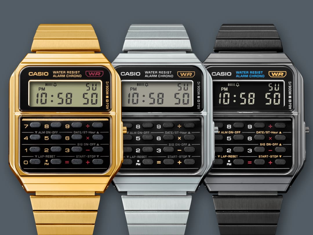 Casio Vintage Uhren: CA-500, der klassische Taschenrechner im glänzenden Metallic-Look. Links: goldfarben, Mitte: silberfarben, rechts: schwarz