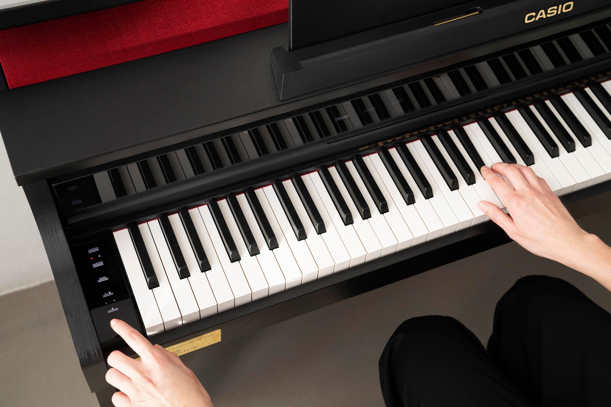 Schwarzes Celviano Digitalpiano wird bespielt 