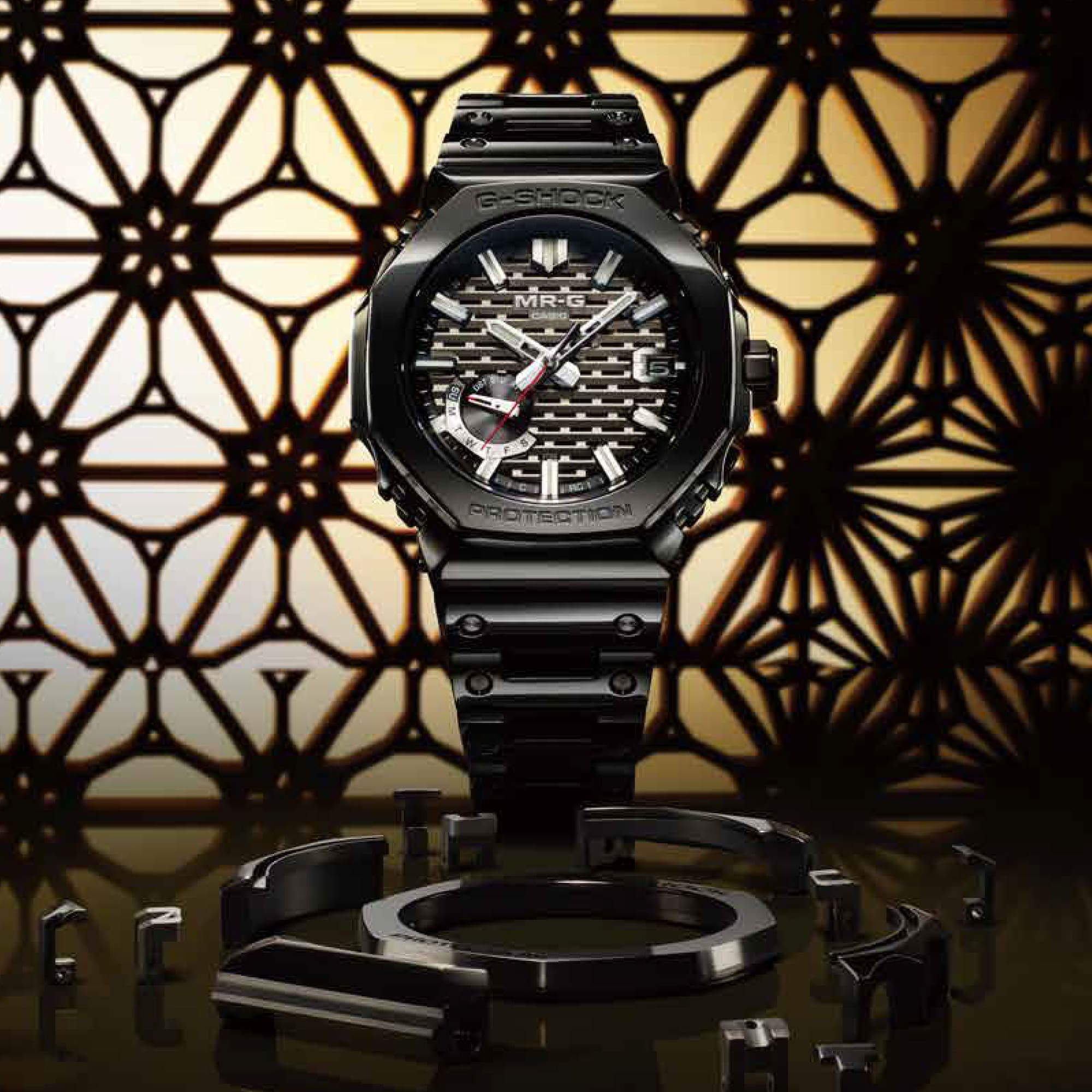 Die schwarze MRG-B2100B-1ADR vor einem gemusterten Hintergrund