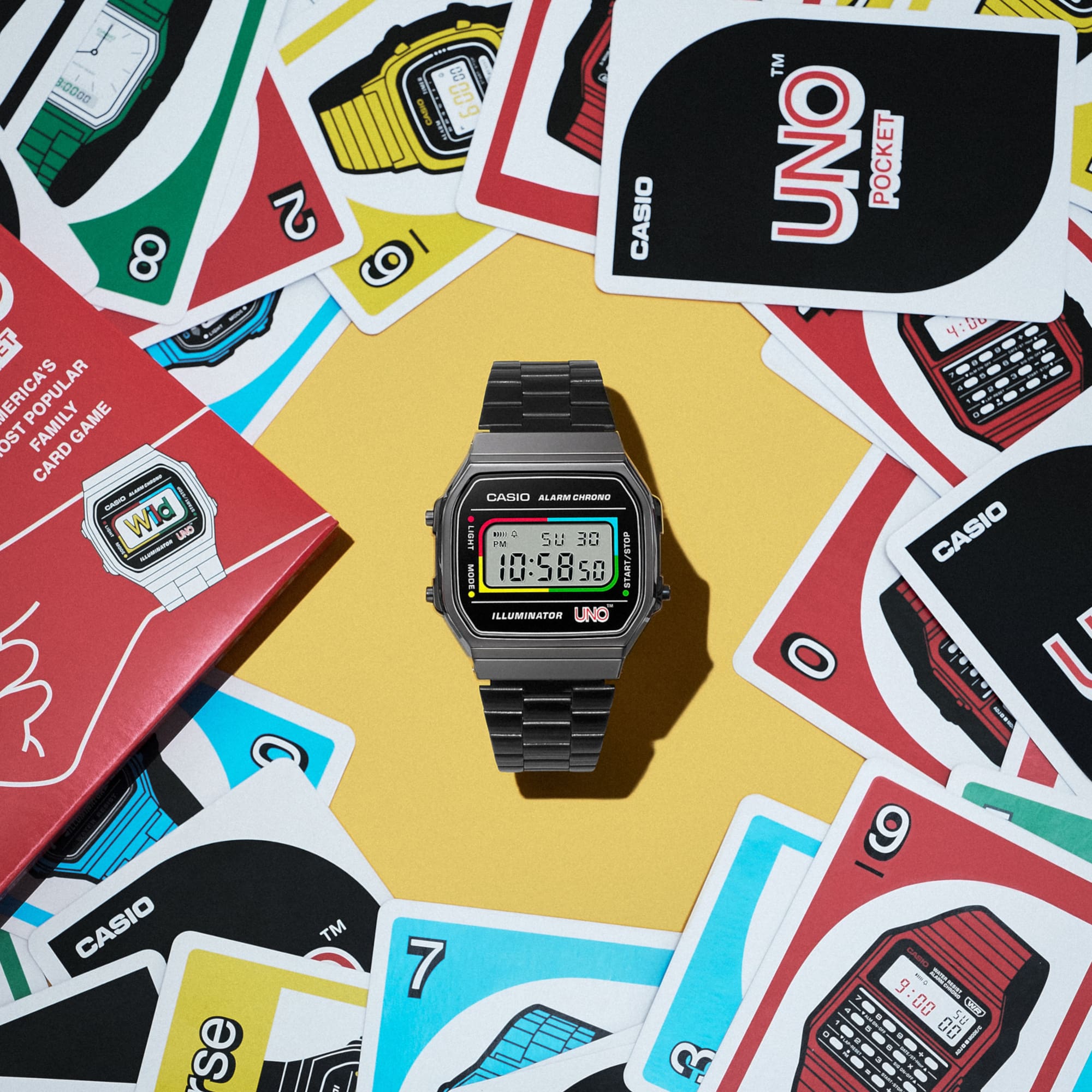 Die Casio Vintage A168WEUC-1A Digitaluhr in den Uno-Karten der Jubiläumsedition mit Casio-Motiven