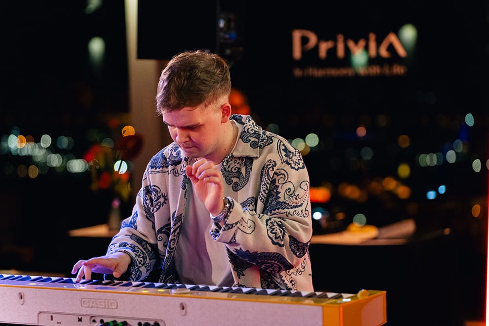 Levi Schechtmann am weißen Privia Piano 