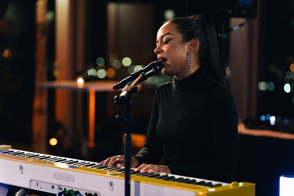 Imelda Gabs Imelda Gabs am gelbem Privia Piano von CASIO