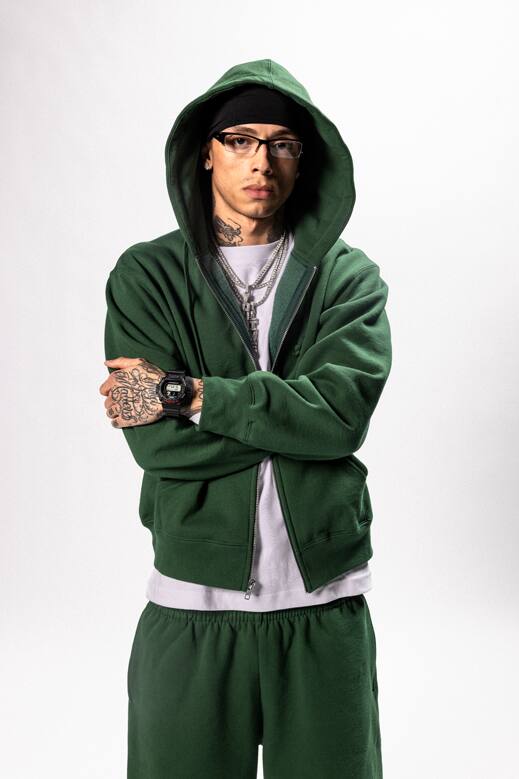 Central Cee posiert mit der schwarzen G-SHOCK DW-6900TR-1.