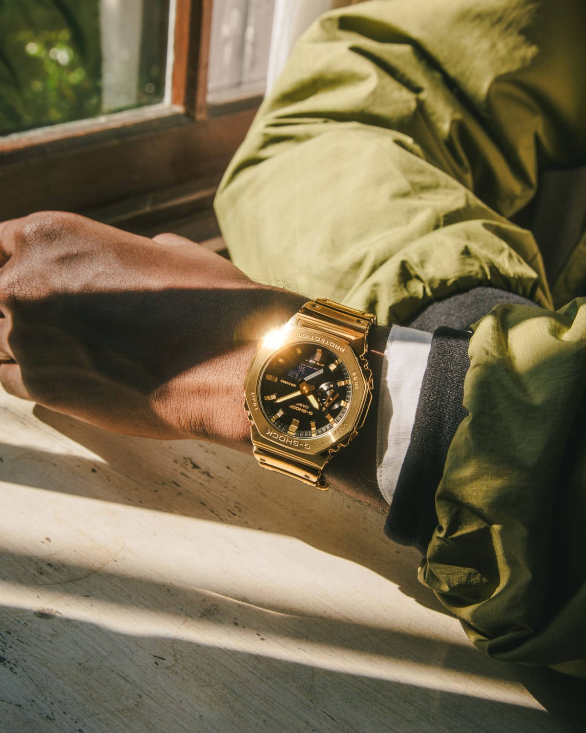 Das goldfarbene G-Shock Fine-Metall-Modell GM-2100YMG-9A an einem Handgelenk 