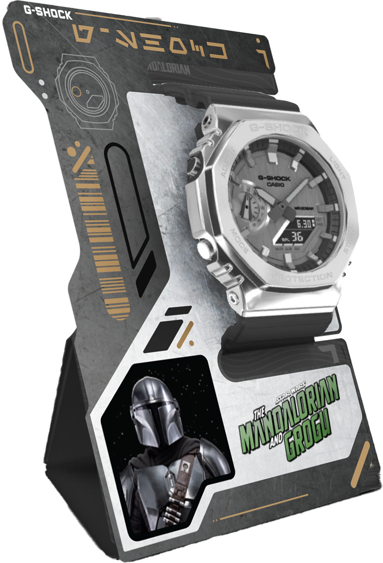 Die G-SHOCK GM-2100 mit Metalllünette und analog-digitaler Anzeige auf dem Uhrenständer mit „The Mandalorian“- und „Grogu“-Motiven.