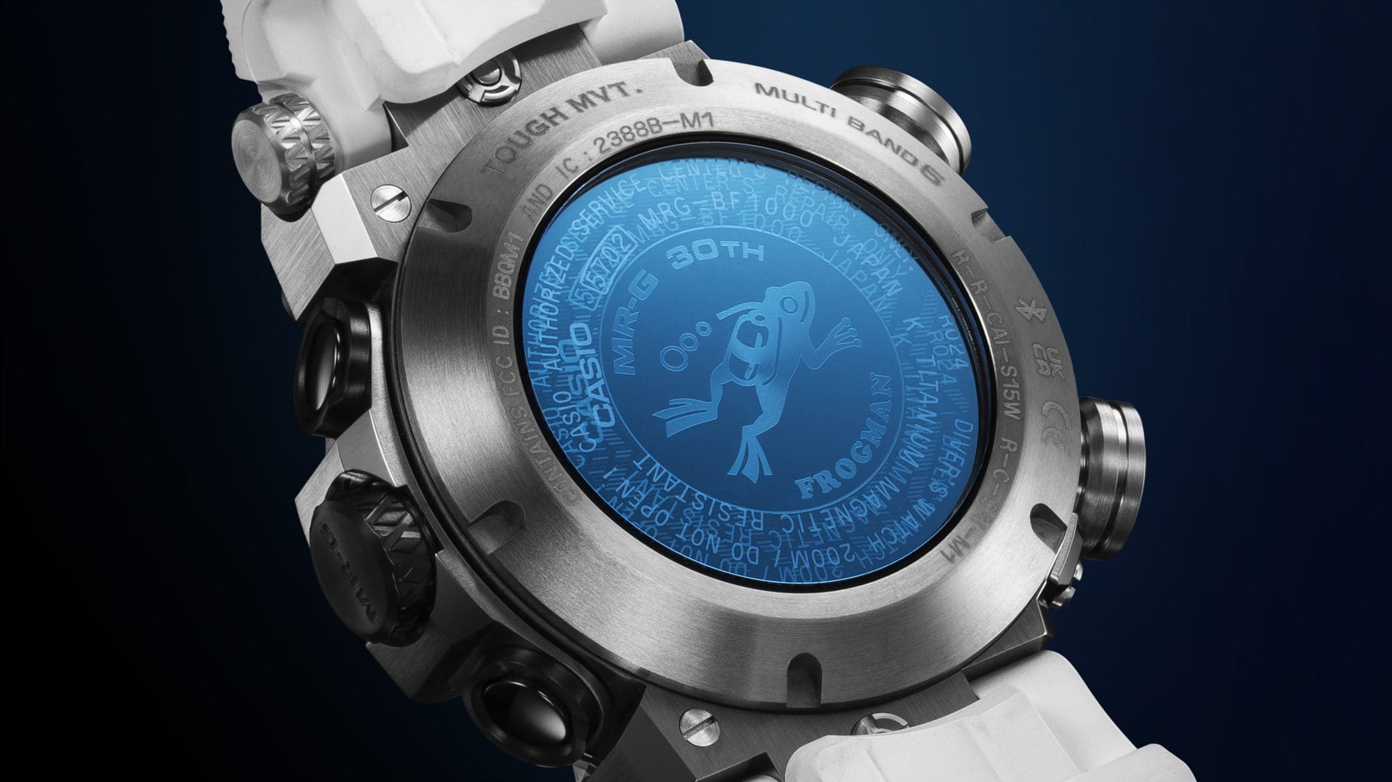 Die Gehäuserückseite der G-Shock Frogman MRG-BF1000EB mit Seriennummer und Frogman-Gravur