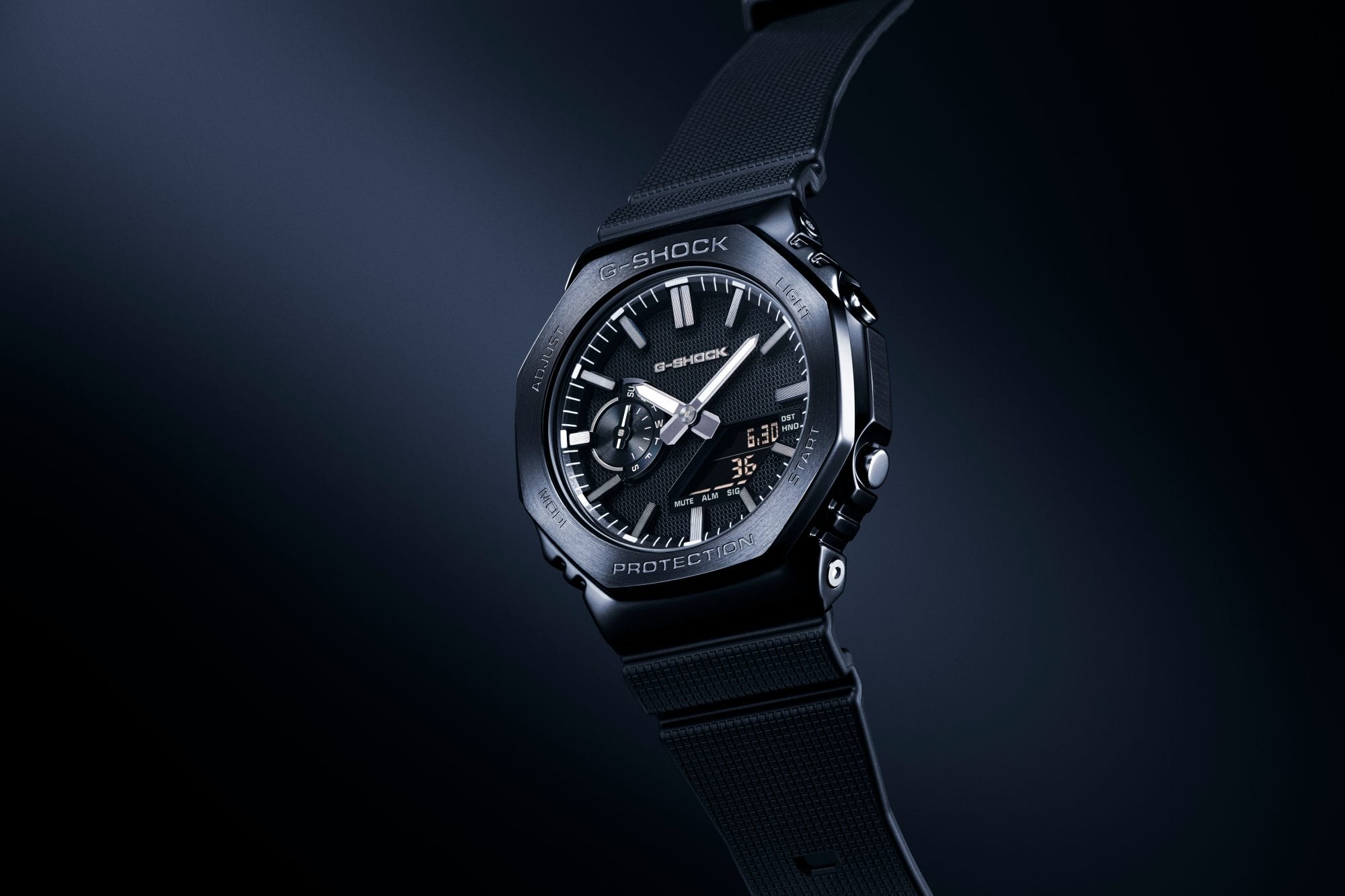 Eine G-SHOCK Armbanduhr aus der neuen LUXE-BLACK-Serie vor dunklem Hintergrund