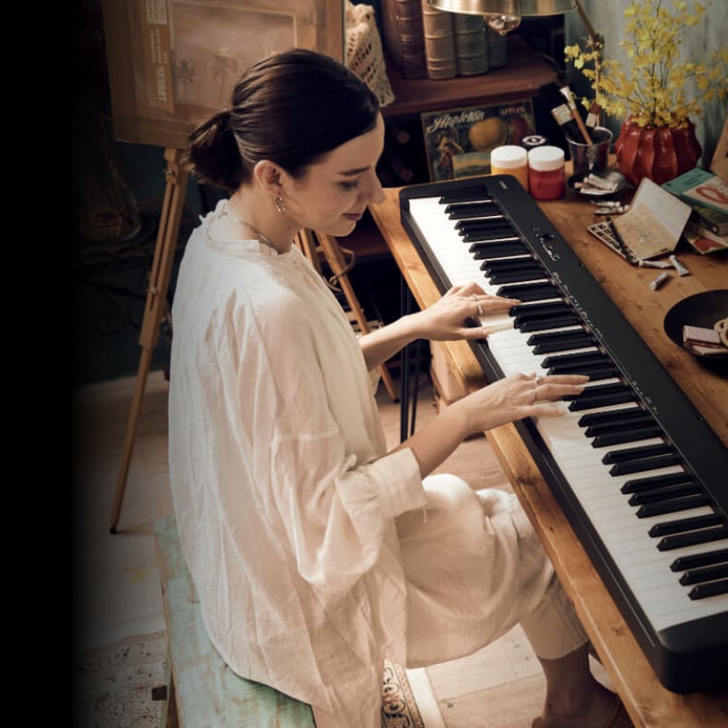 Eine Frau sitzt am Casio CDP-S100 Keyboard