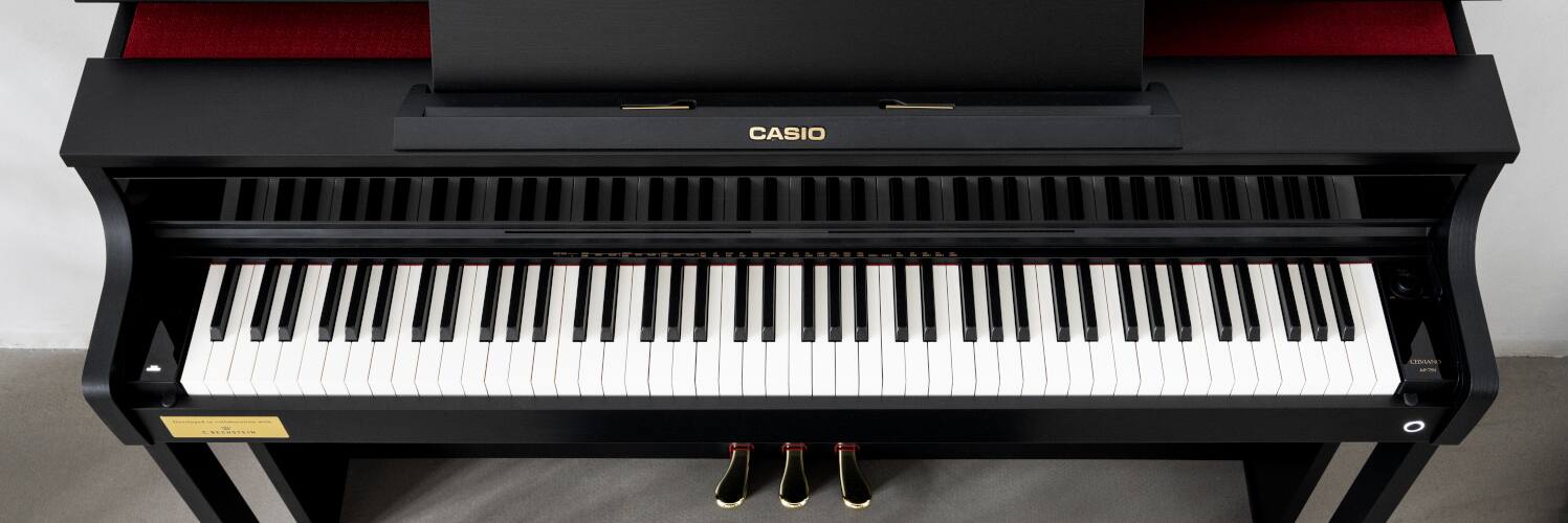 Das AP-750 Digitalpiano in schwarz mit passendem Hocker. Das Bild verlinkt zur Produktseite.