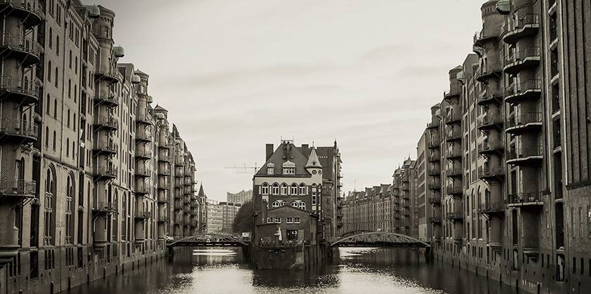 Schwarz-weiß-Foto der Hamburger Speicherstadt