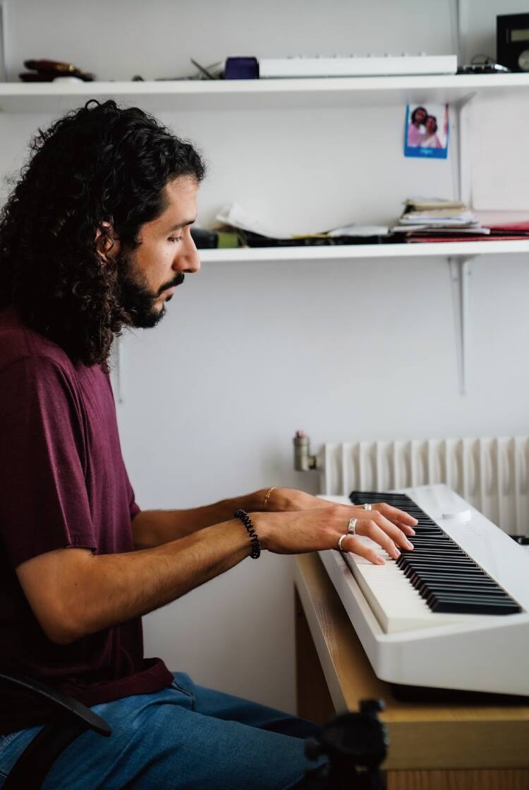 Schauspieler Gabriel Kei spielt auf seinem weißen Privia PX-S1100WE. Das Bild verlinkt zum Interview auf seiner Life with Privia-Seite.