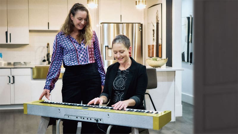 Rebecca Cline und Sarah Brindell spielen auf deren Privia Digitalpiano.
