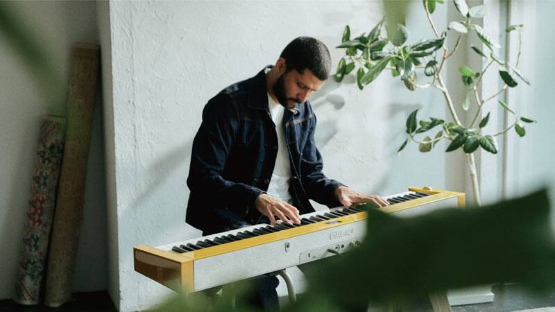 Kiefer spielt an seinem Privia PX-S7000HM.