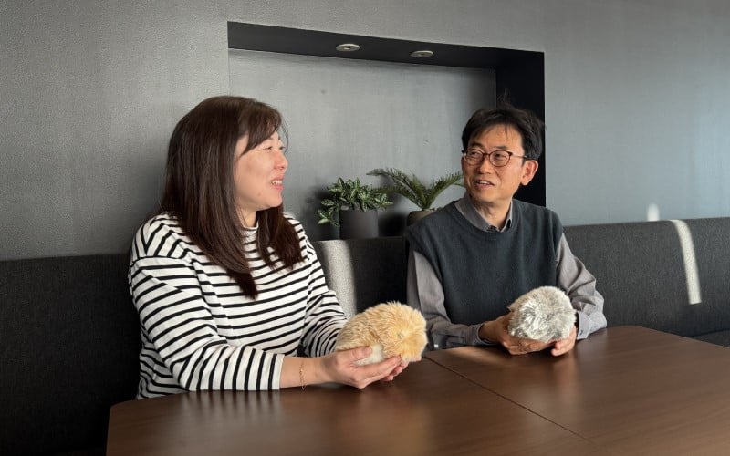 Wataru Nimura und Erina Ichikawa an einem Besprechungstisch im Interview