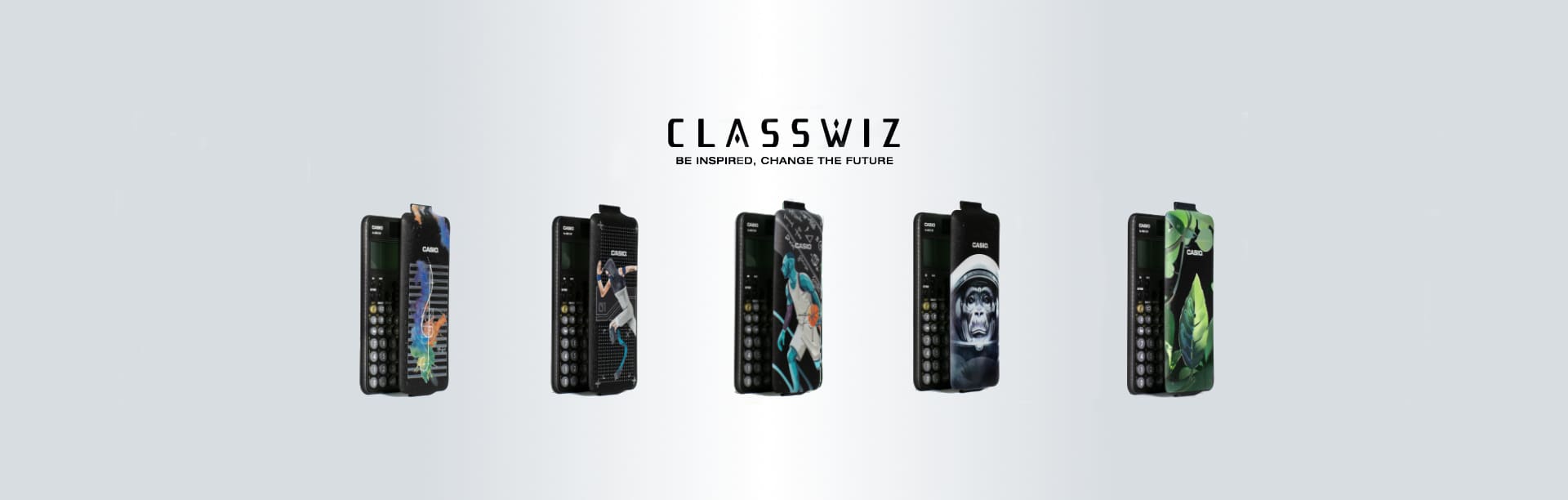 Fünf unterschiedliche Designs für Hüllen der CASIO Schul- und Grafikrechner: Musiknoten, ein Sprinter, ein Basketballer, ein Schimpanse im Weltall und Grünpflanzen
