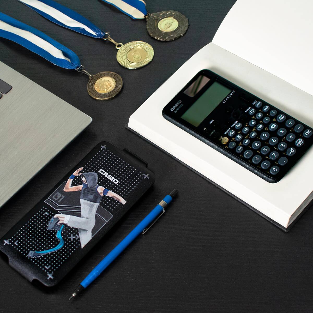 Das Sport Case 2023 von Aleksandar Georgiev mit einem Paralympics Sprinter, daneben ist der Rechner auf einem Notizbuch und drei Sportmedaillen