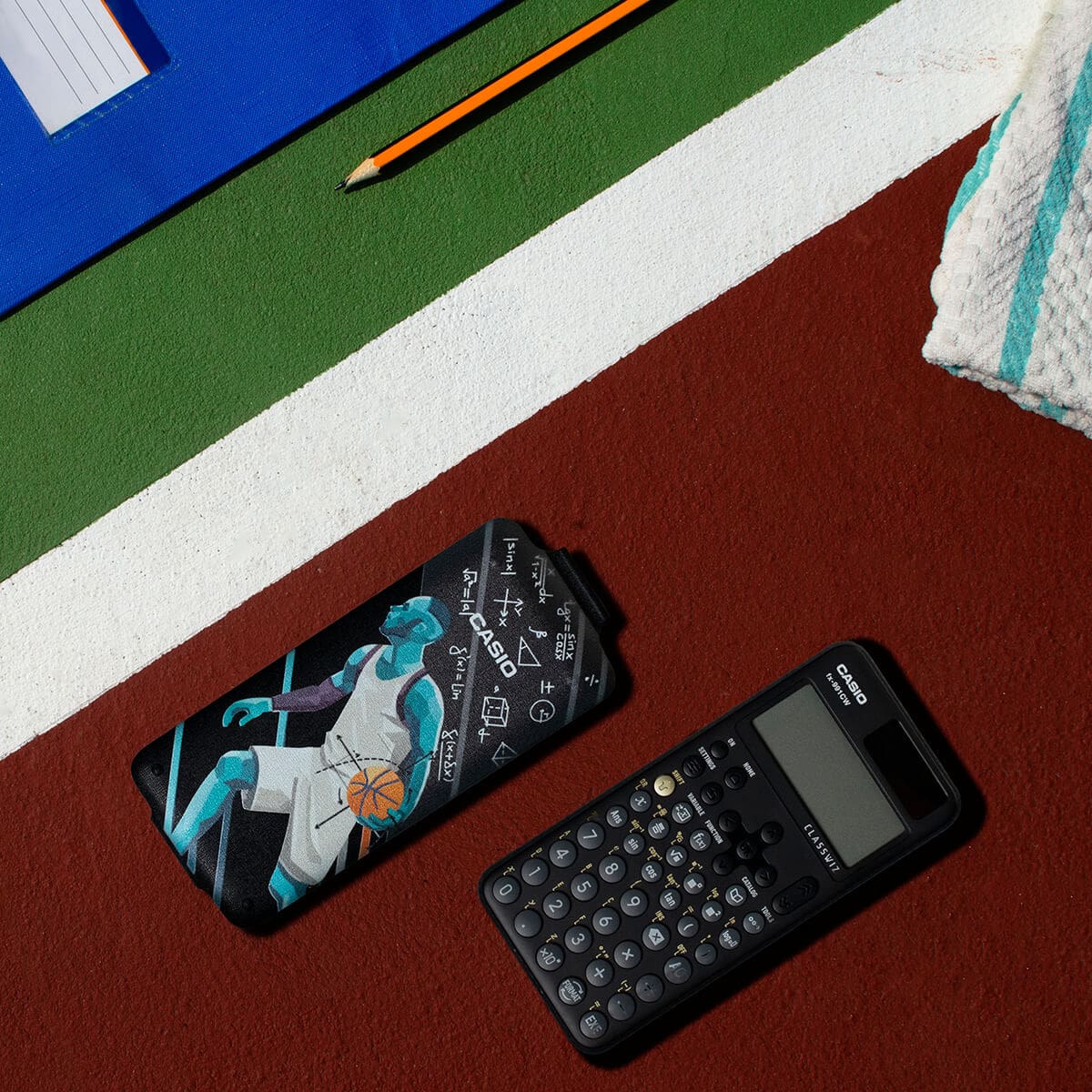 Das Sport Case für den Schul- und Grafikrechner von CASIO mit einem Basketballspieler darauf, daneben liegt der Rechner auf einem Schreibtisch