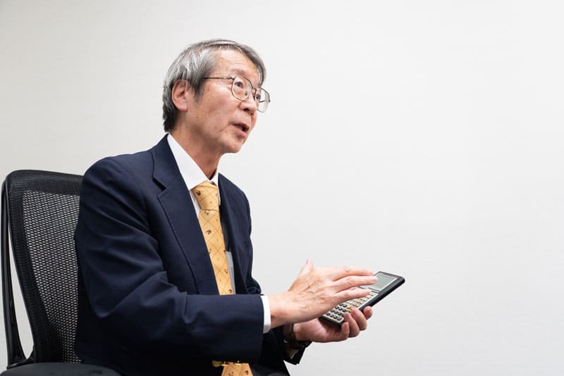 Yoshino im Gespräch mit dem fx-7000G in der Hand