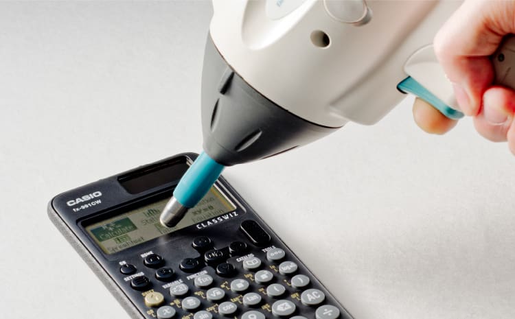 Eine elektrische Entladungspistole auf einen CASIO Grafikrechner gerichtet.
