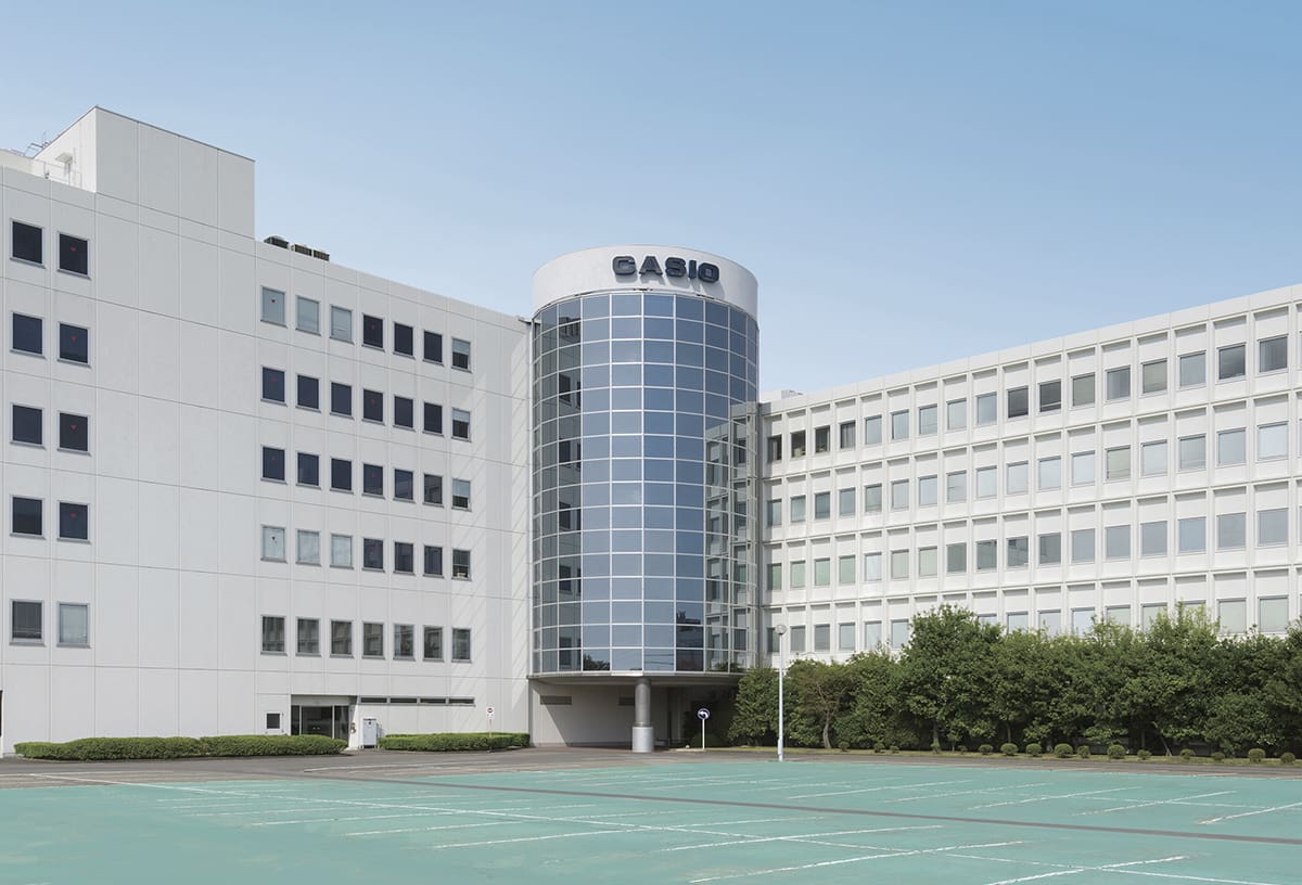 Das Hamura Research- und Development - Zentrum mit einem runden Tower mit Glasfronten in der Mitte