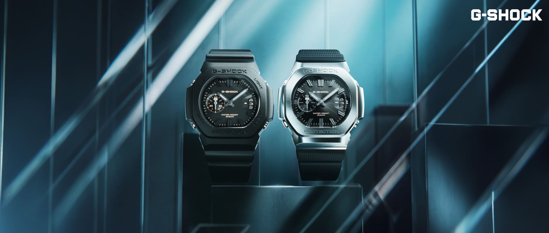 Zwei Uhren der neuen 2500er Serie von G-SHOCK mit Metallünette vor einem verspiegelten Hintergrund. Externer Link zur Landingpage der Serie.