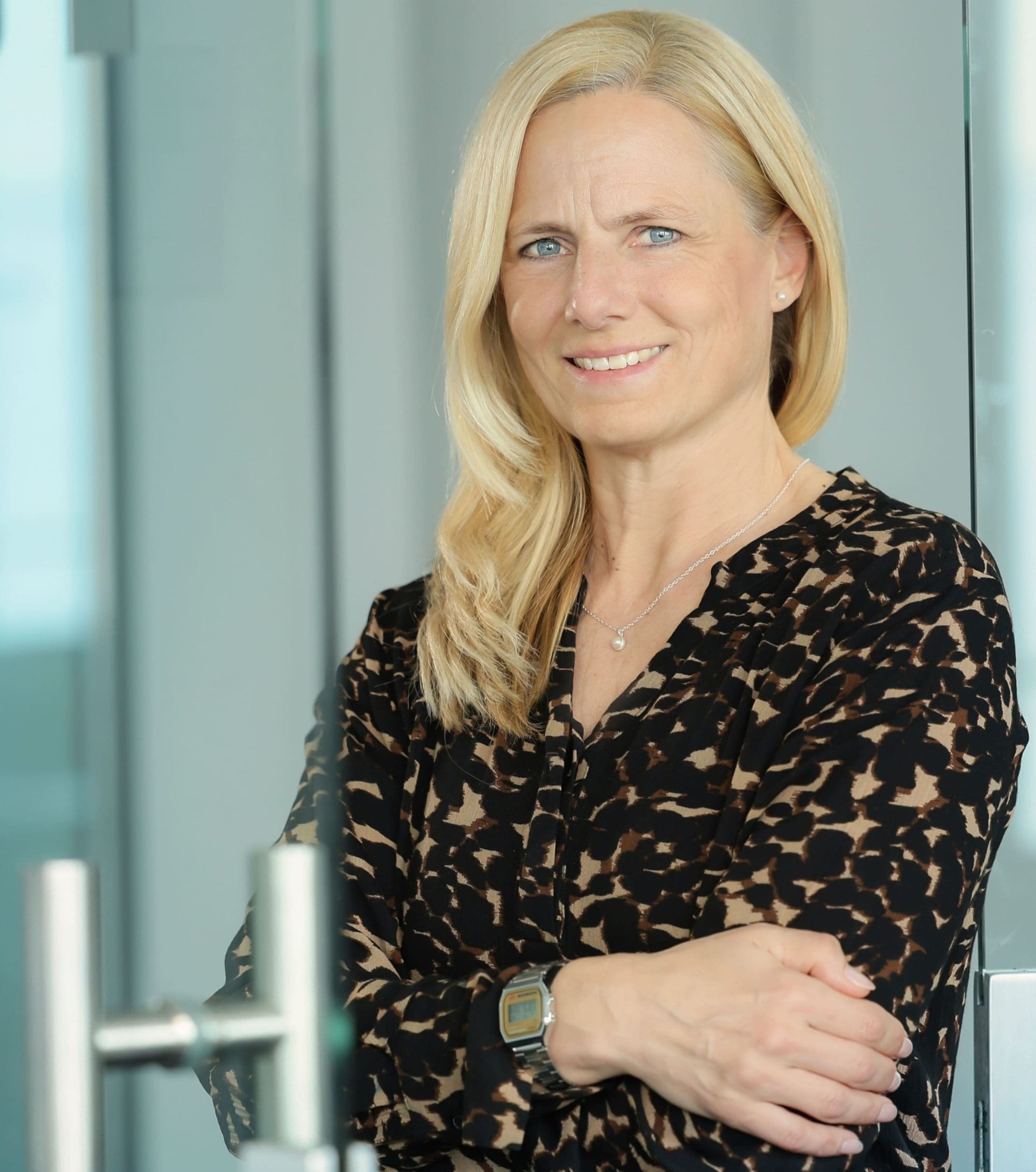 CASIO Autorin Britta Rehme steht im Türrahmen und lächelt in die Kamera.