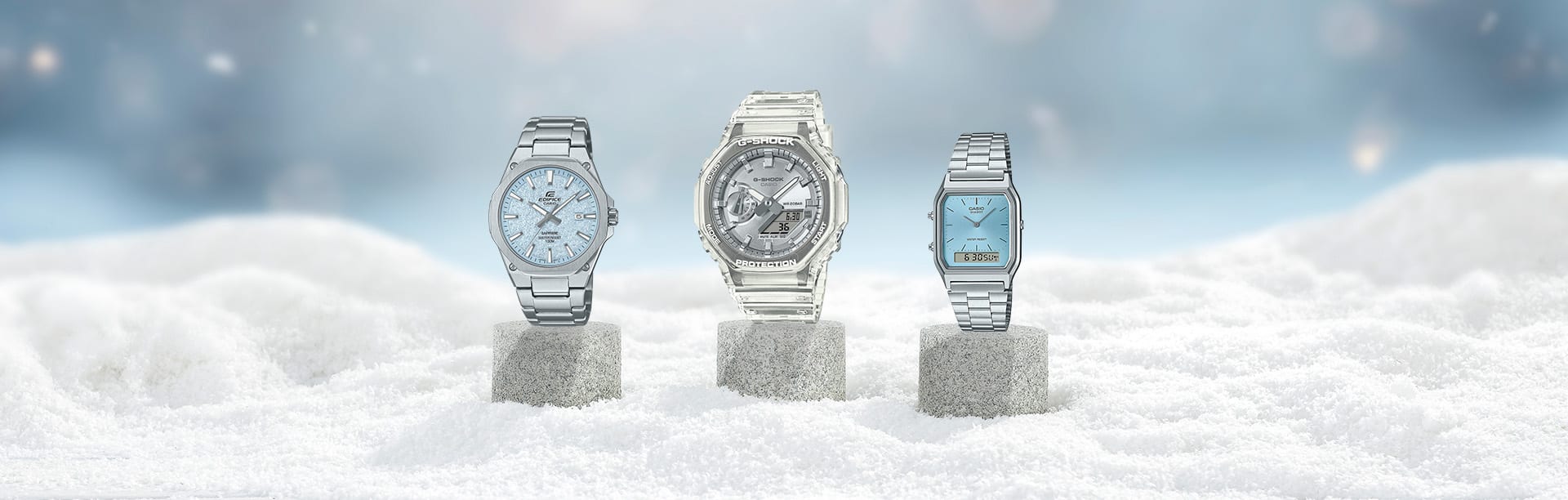 Drei silberne Casio Armbanduhren in Kunstschnee: Eine Analoguhr mit blauem Zifferblatt, ein Hbrid-Chronograph mit silbernem Zifferblatt und eine analog-digitale Uhr mit blauem Zifferblatt. Das Bild verlinkt zu den Produkten auf der selben Seite.