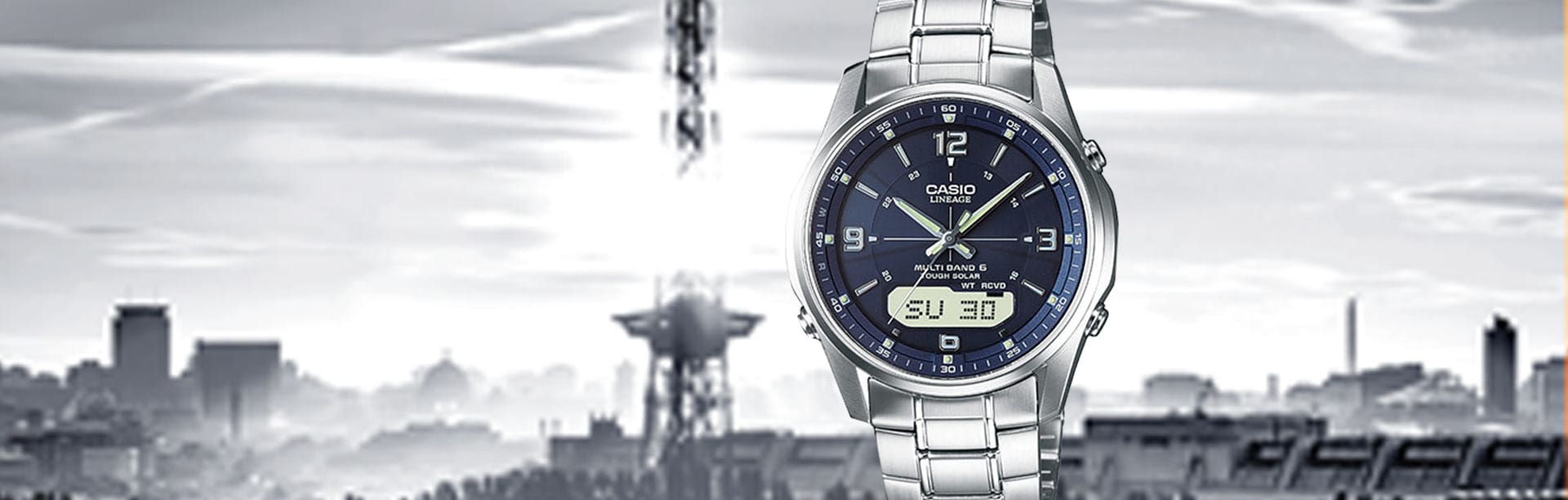 Die silbere Funkuhr LCW-M100DSE-2A von CASIO vor der Skyline einer Stadt. Das Bild verlinkt zur Produktseite.