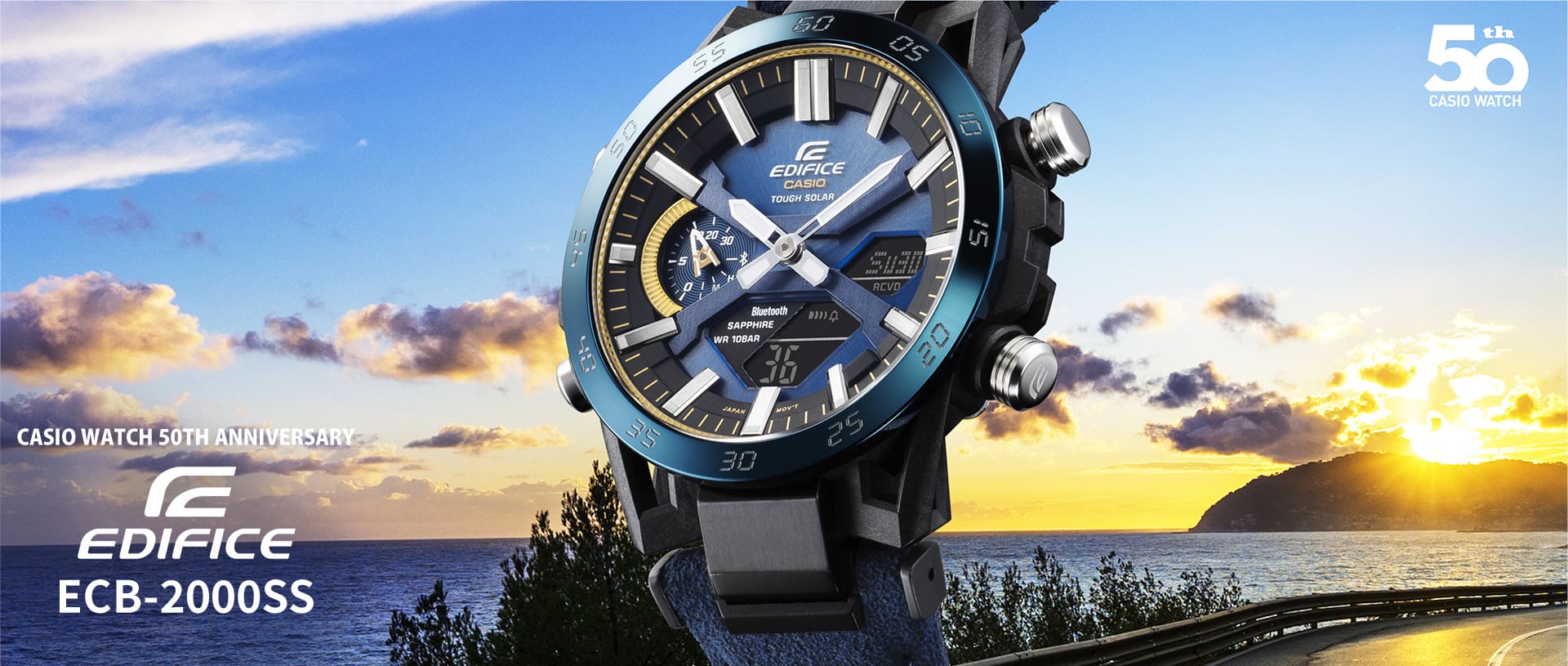 Der Edifice Chronograph ECB-2000SS in dunkelblau mit rundem Gehäuse vor einem Sonnenaufgang am Meer.