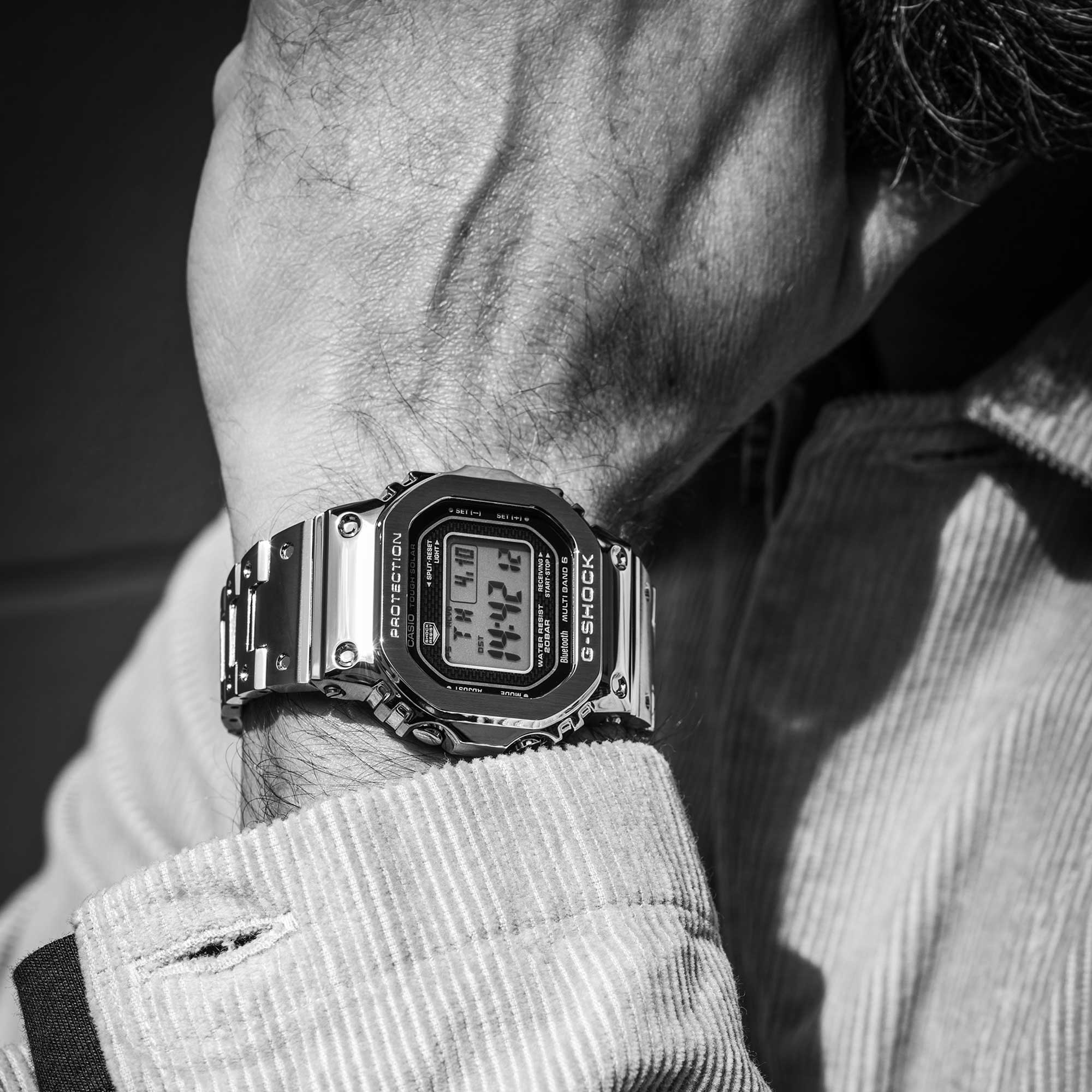 Nahaufnahme auf das Handgelenk von Sandro Wagner, an dem er die silberne GMW-B5000D-1 Armbanduhr trägt 