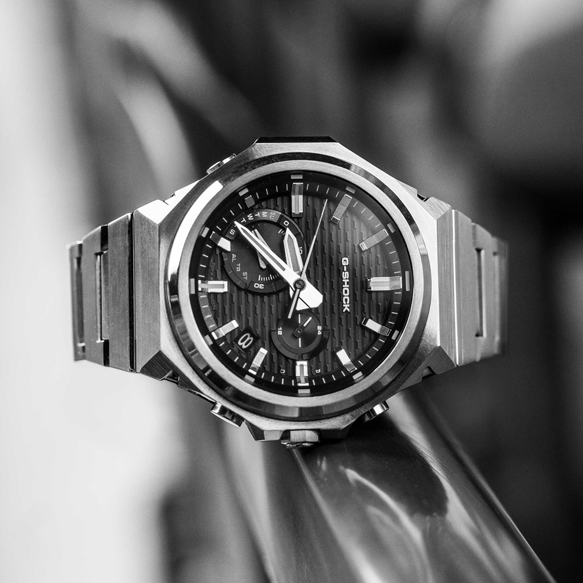 Nahaufnahme der silbernen GST-B1000D-1A mit schwarzem Zifferblatt.