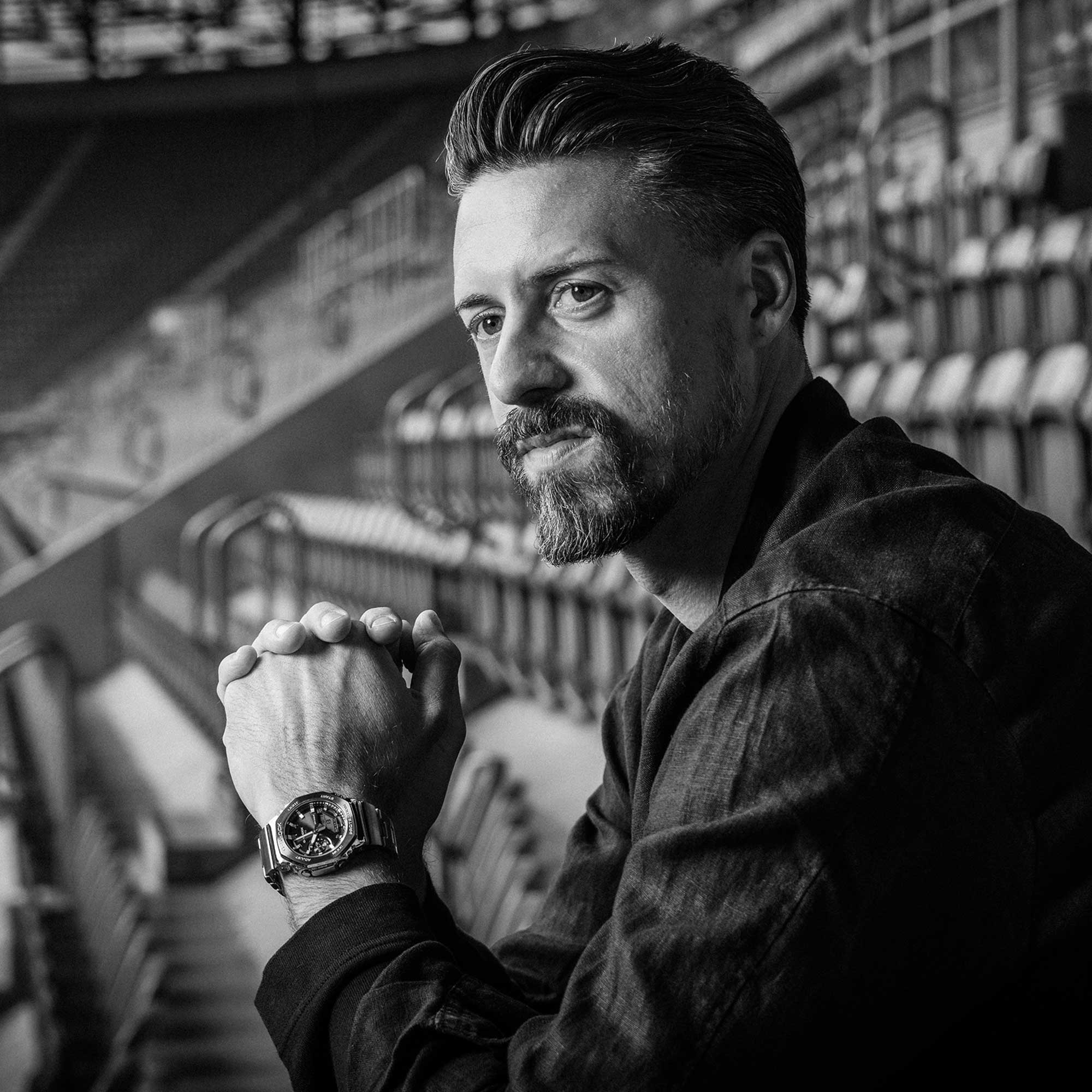 Schwarz-weiß Aufnahme von Sandro Wagner, der die GM-2110D-8A trägt.