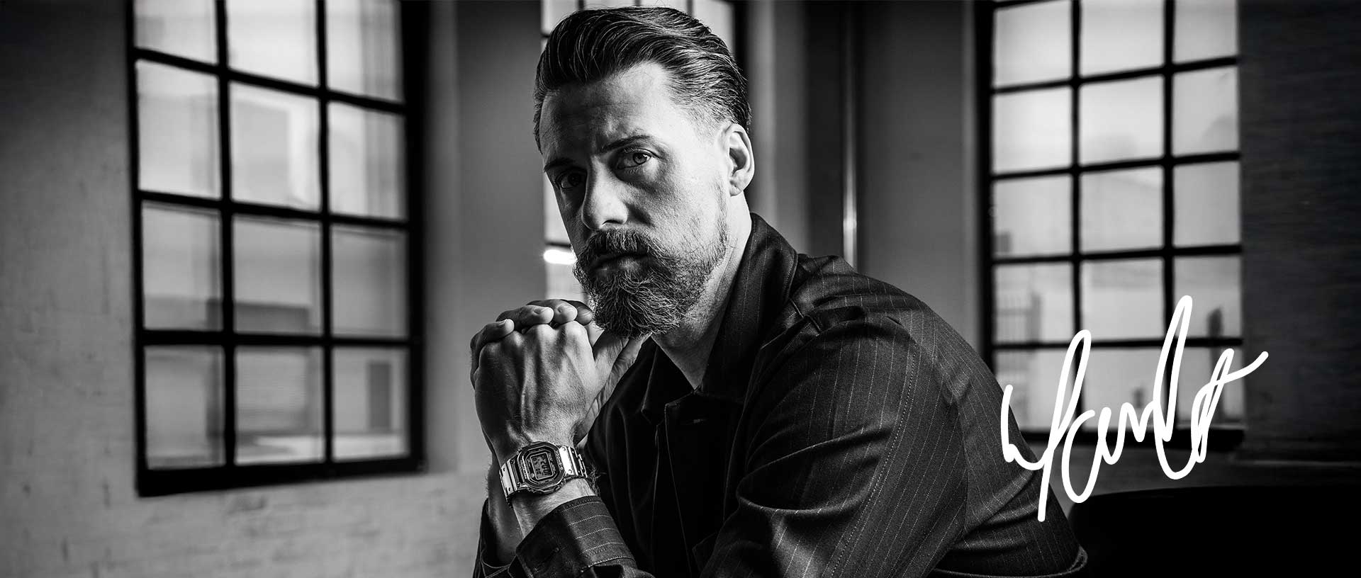 Schwarz-weiß Portrait von Sandro Wagner, der sein Kinn auf den Händen abstützt, am Handgelenk trägt er eine Metal-Uhr von G-SHOCK